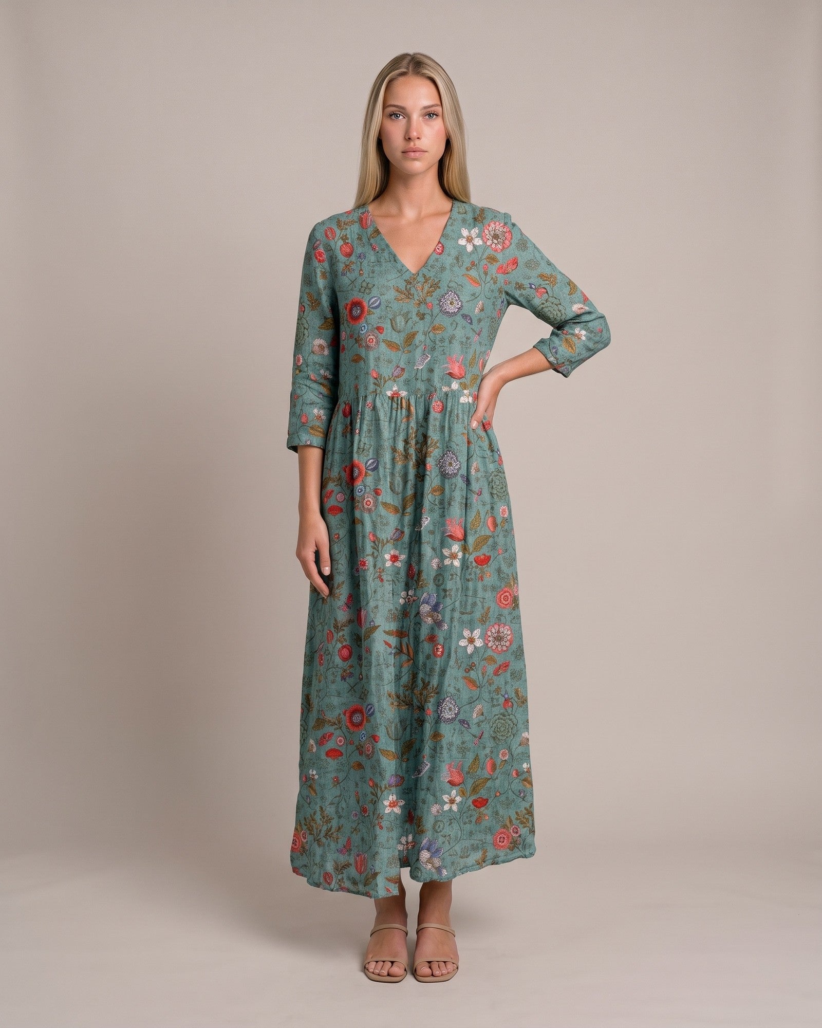 Model im Cella Maxikleid - Grün - von vorne