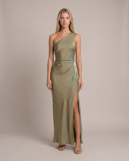 Model im AVERY One-Shoulder Maxikleid - Grün - von vorne