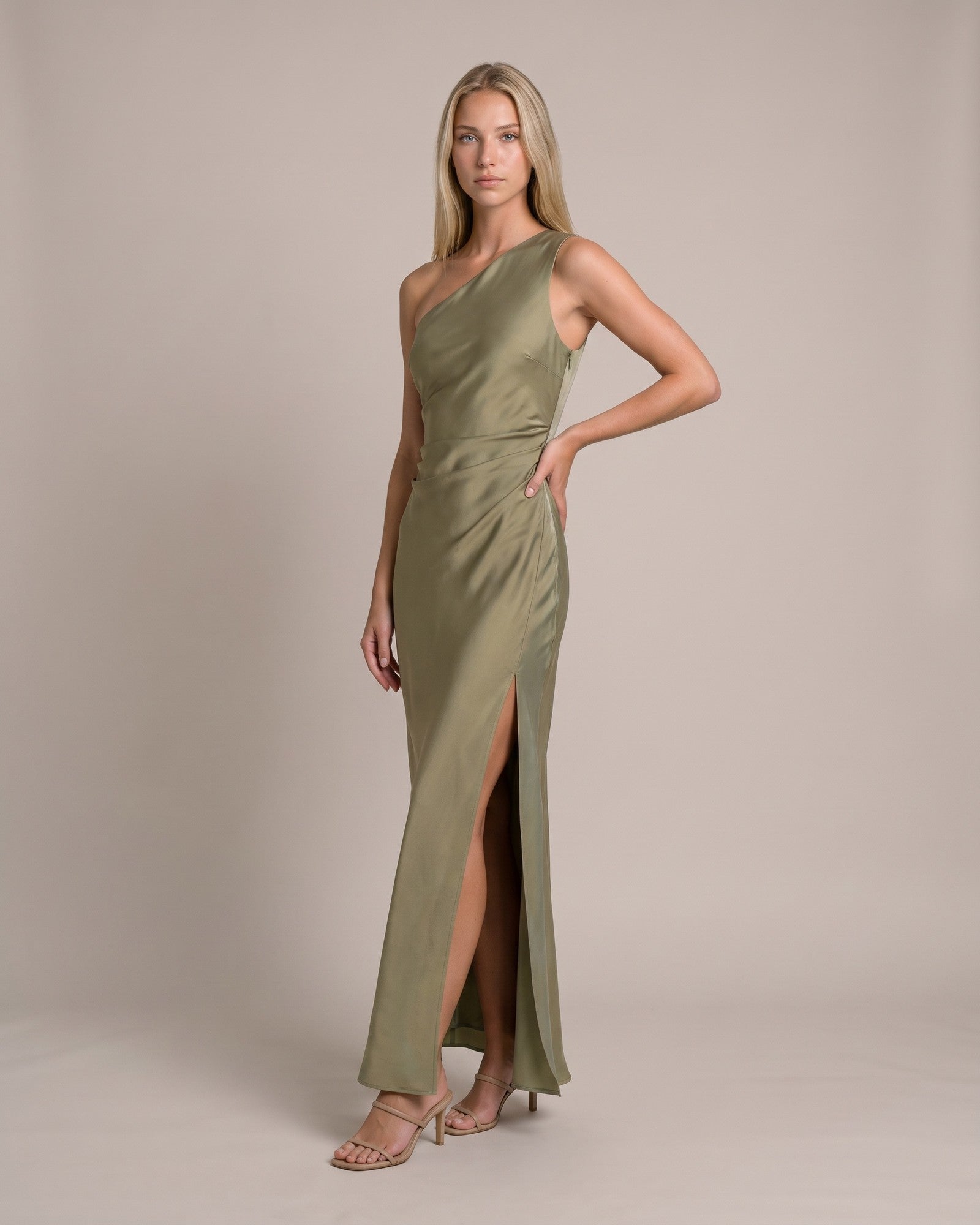 Model im AVERY One-Shoulder Maxikleid - Grün - zweite Ansicht