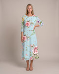Model im Mara Blumenkleid - Himmelblau - von vorne