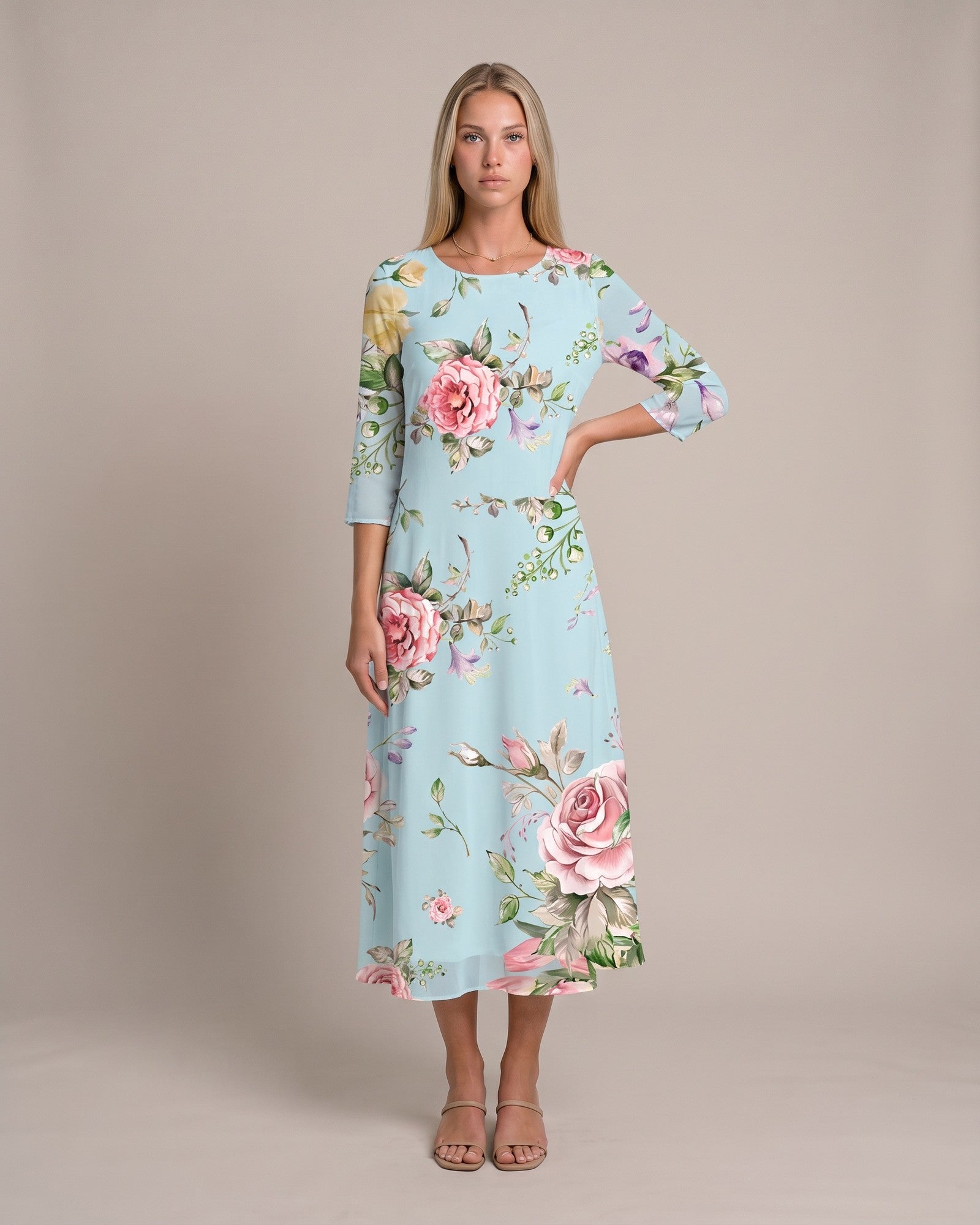 Model im Mara Blumenkleid - Himmelblau - von vorne