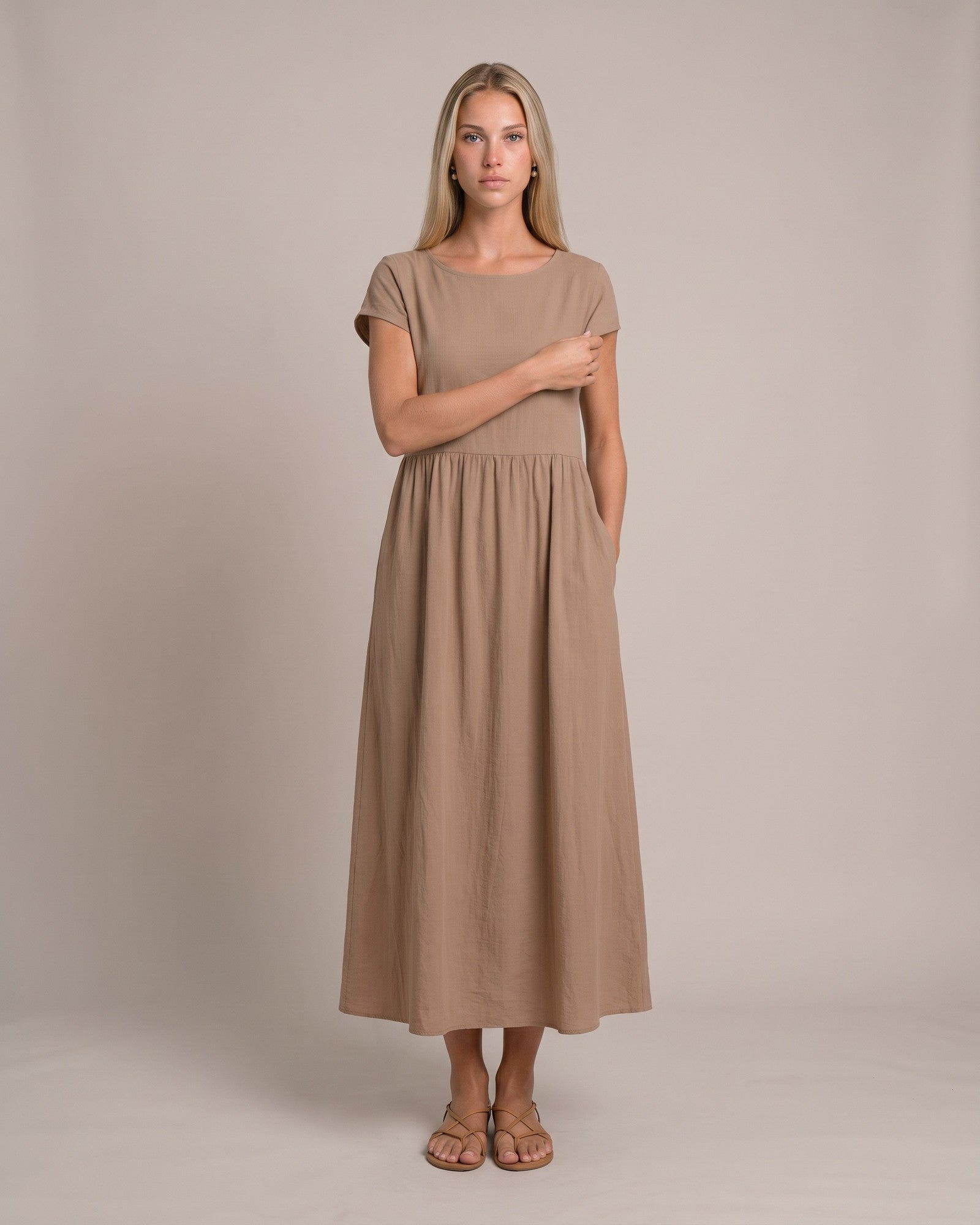 Model im Keira Sommerkleid mit Taschen - Khaki - von vorne
