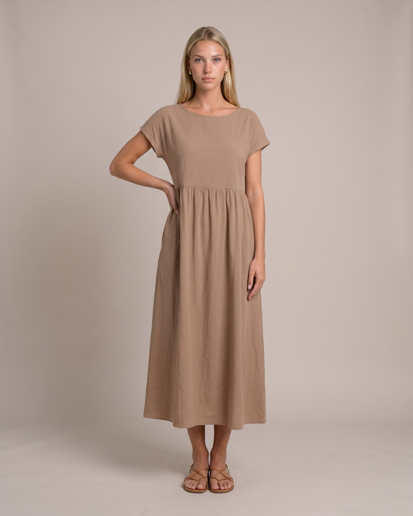 Model im Keira Sommerkleid mit Taschen - Khaki - zweite Ansicht