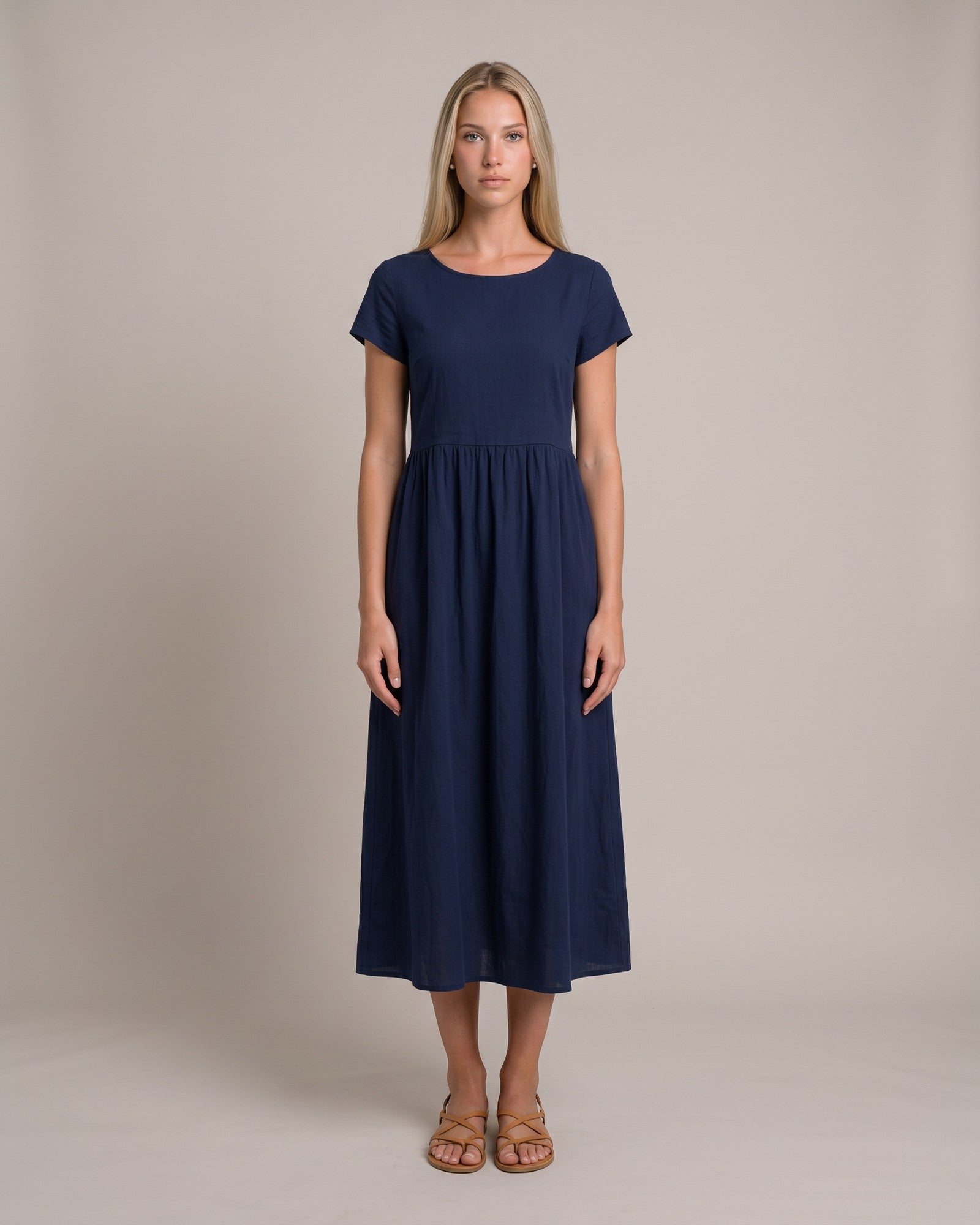 Model im Keira Sommerkleid mit Taschen - Marineblau - von vorne