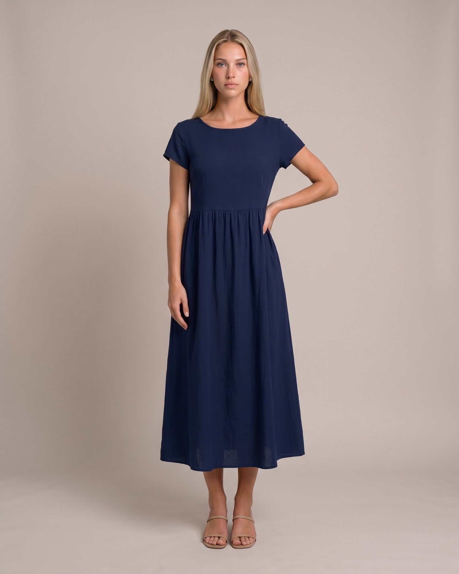 Model im Keira Sommerkleid mit Taschen - Marineblau - zweite Ansicht