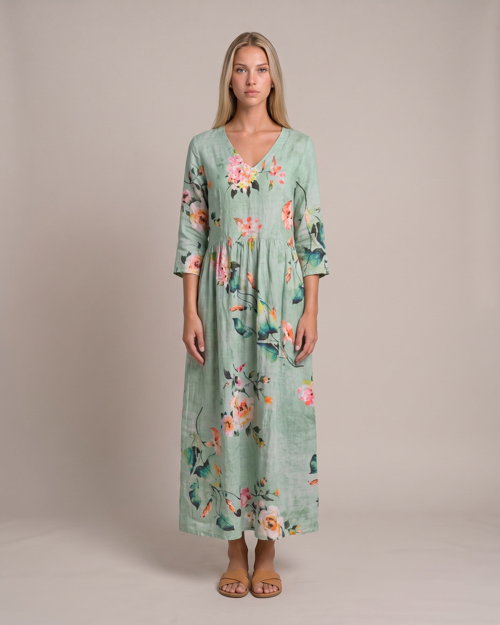 Model im Cella Maxikleid - Mintgrün - von vorne