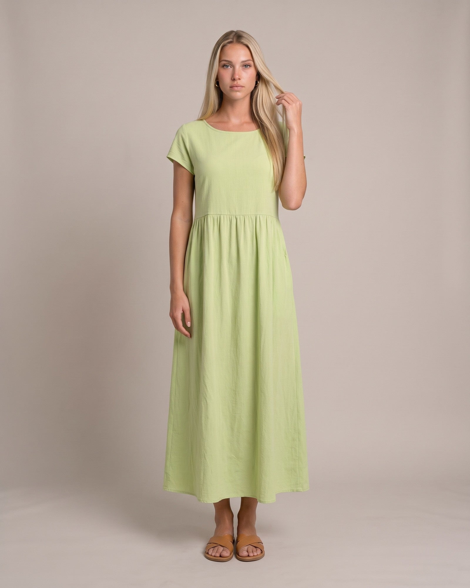 Model im Keira Sommerkleid mit Taschen - Mintgrün - von vorne