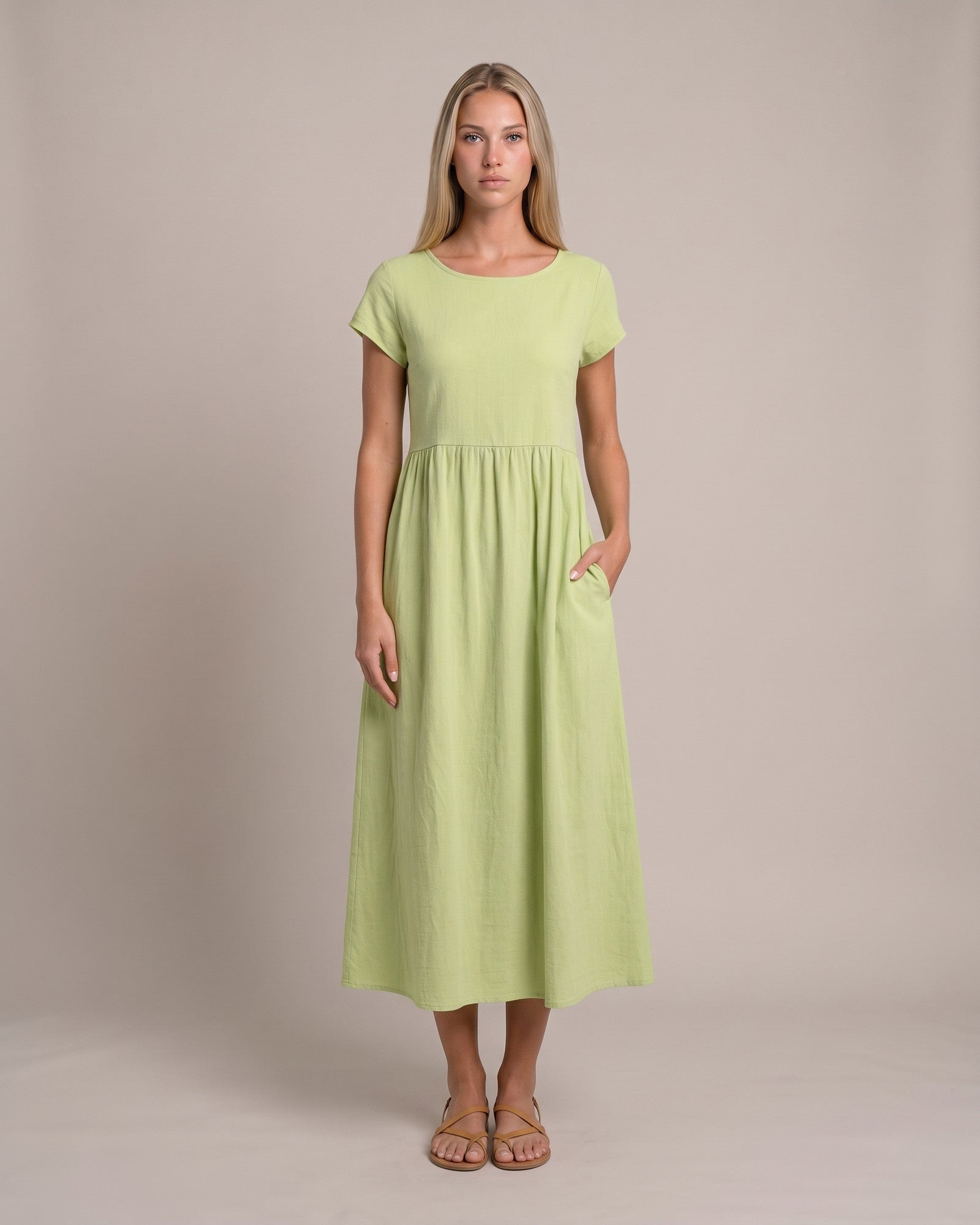 Model im Keira Sommerkleid mit Taschen - Mintgrün - zweite Ansicht