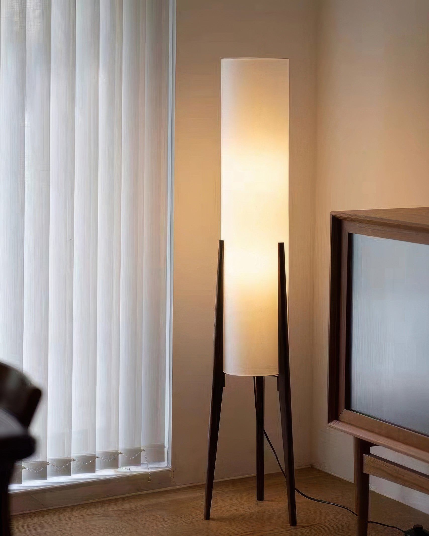 Wabi-Sabi LED Stehlampe aus Holz im Minimalistischen Design für Wohnzimmer – Energieeffiziente Stehleuchte mit Warmen Holztönen-4