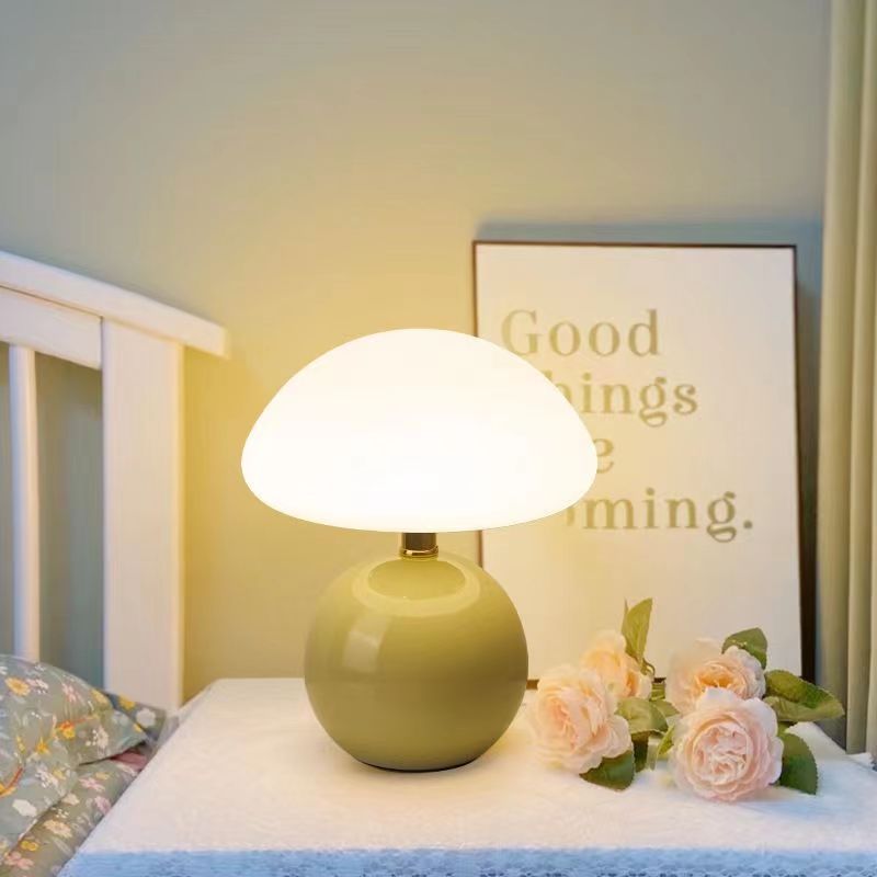 Elegante Tischlampe aus Keramik mit Warmweißer LED-Beleuchtung - Kompakte Nachttischlampe in Cremefarben, Ø 20 cm-4