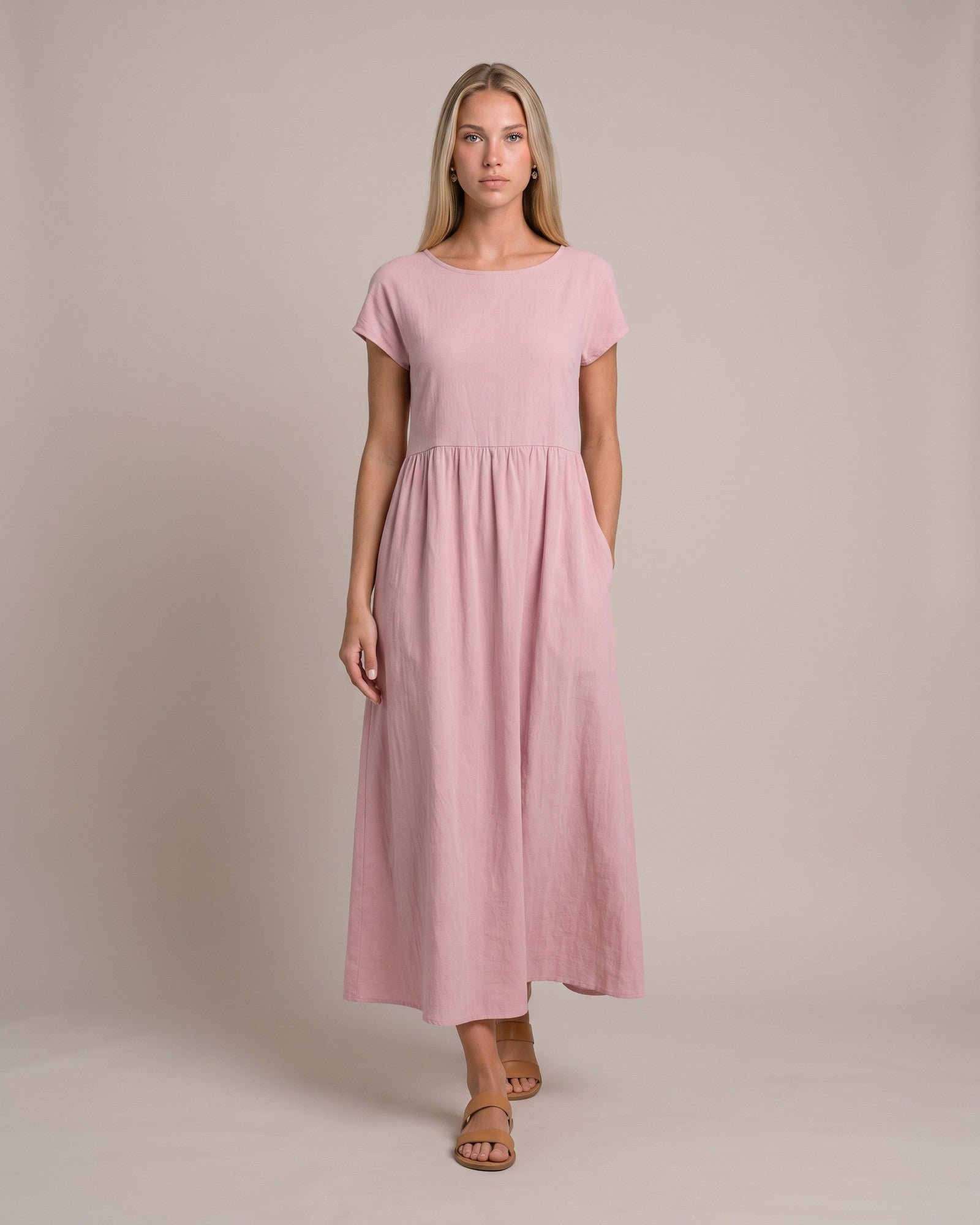 Model im Keira Sommerkleid mit Taschen - Rosa - von vorne