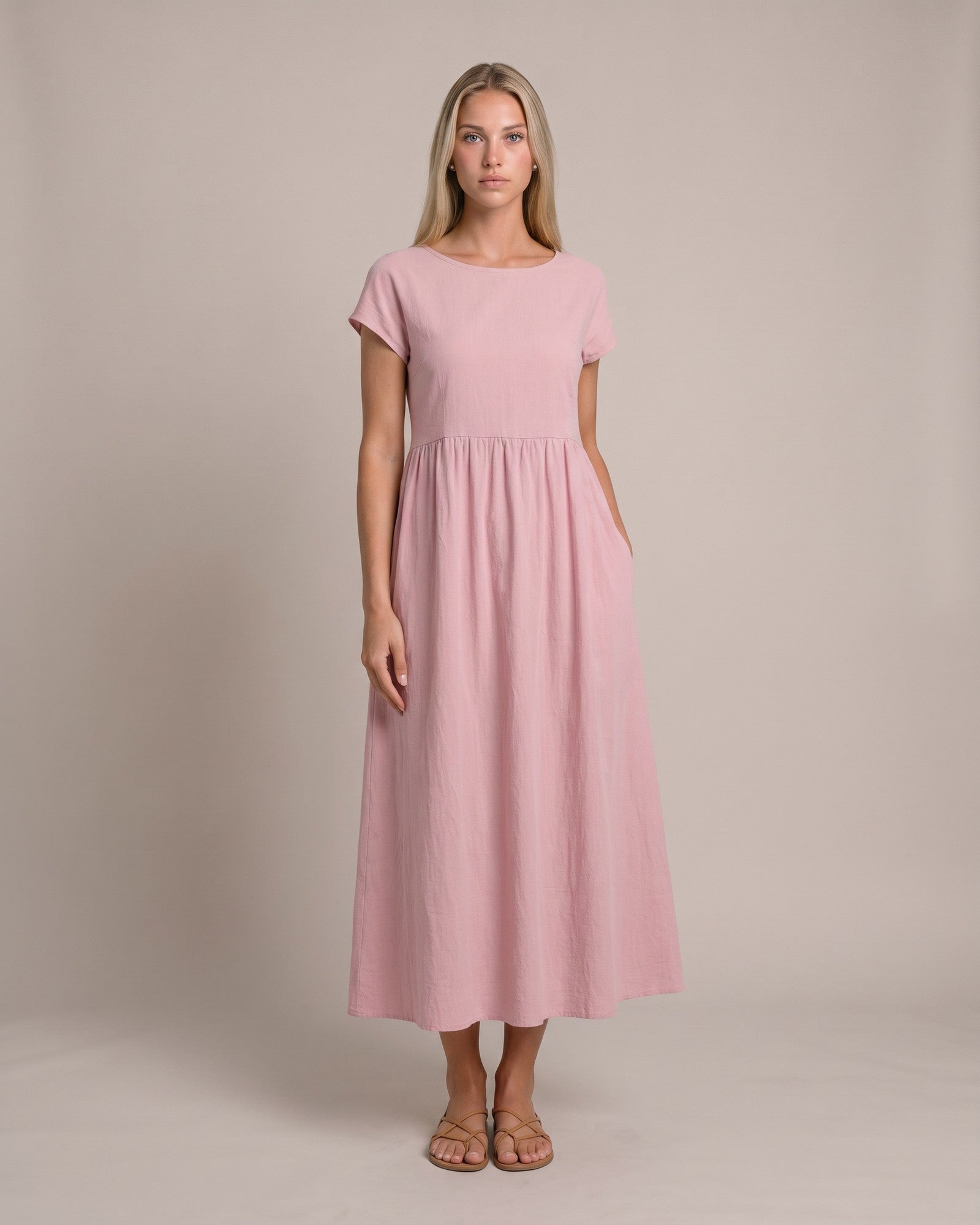 Model im Keira Sommerkleid mit Taschen - Rosa - zweite Ansicht