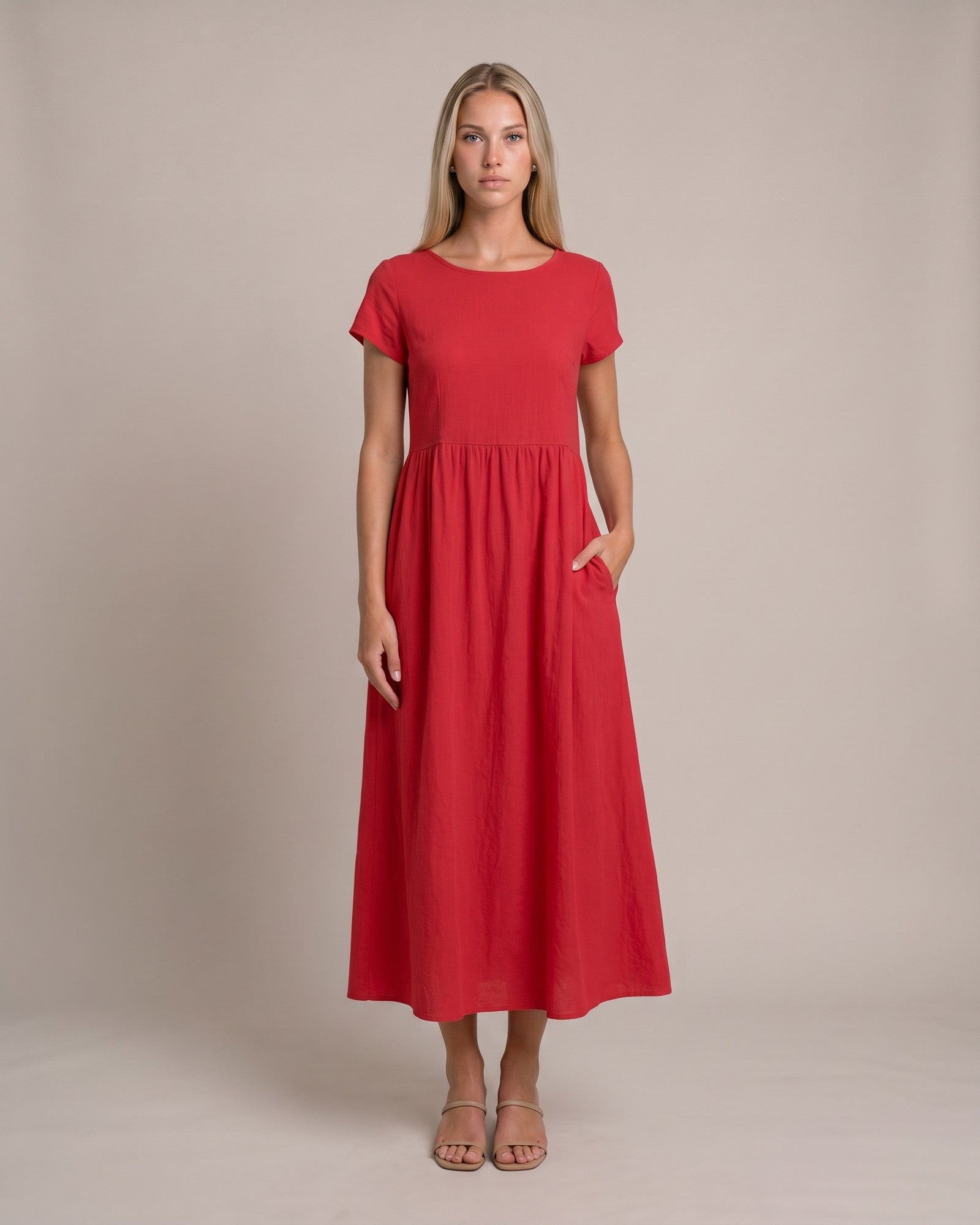 Model im Keira Sommerkleid mit Taschen - Rot - von vorne