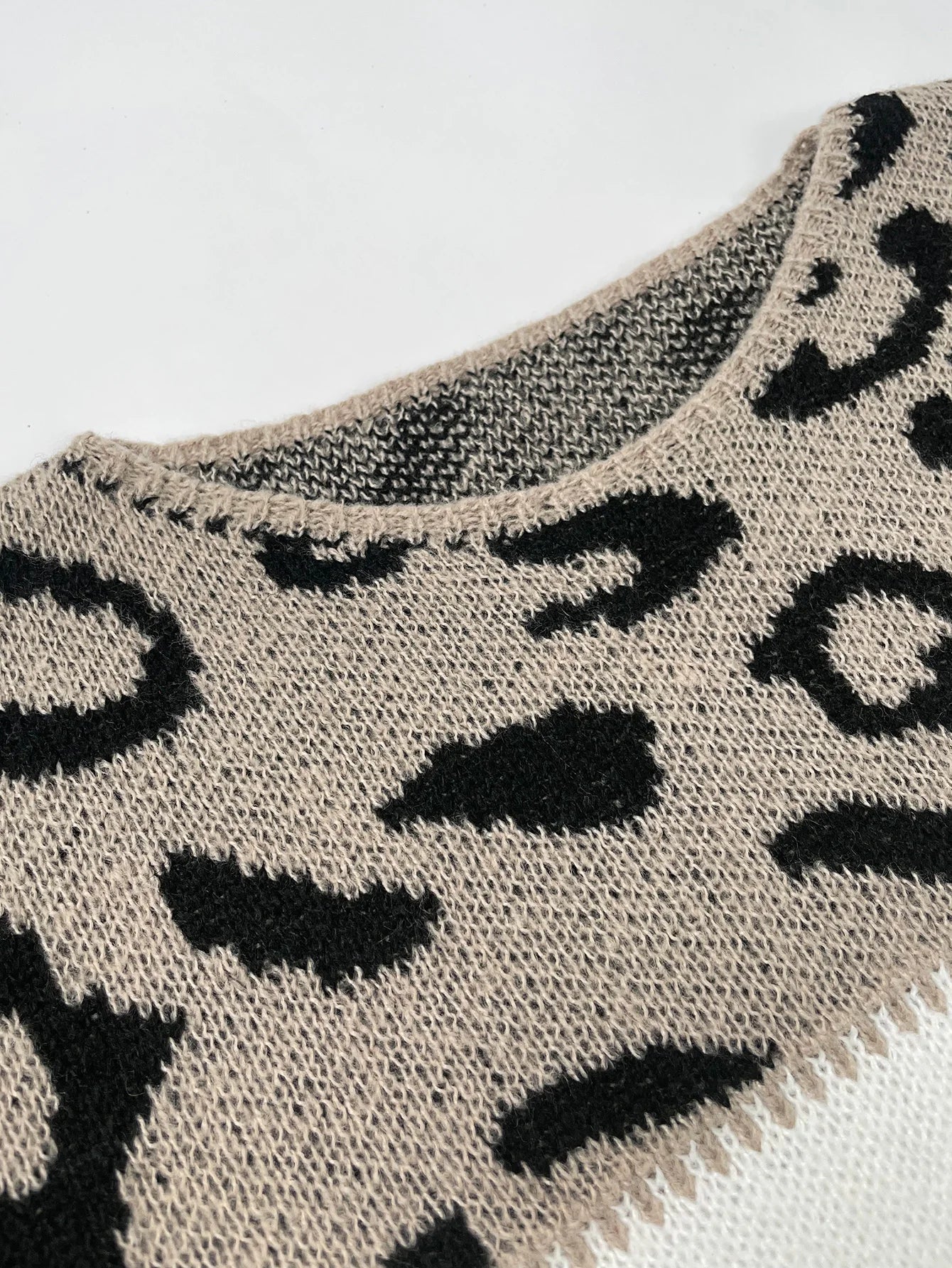 Lela – Trendiger Pullover Mit Leopardenmuster Für Einen Stilvollen Look