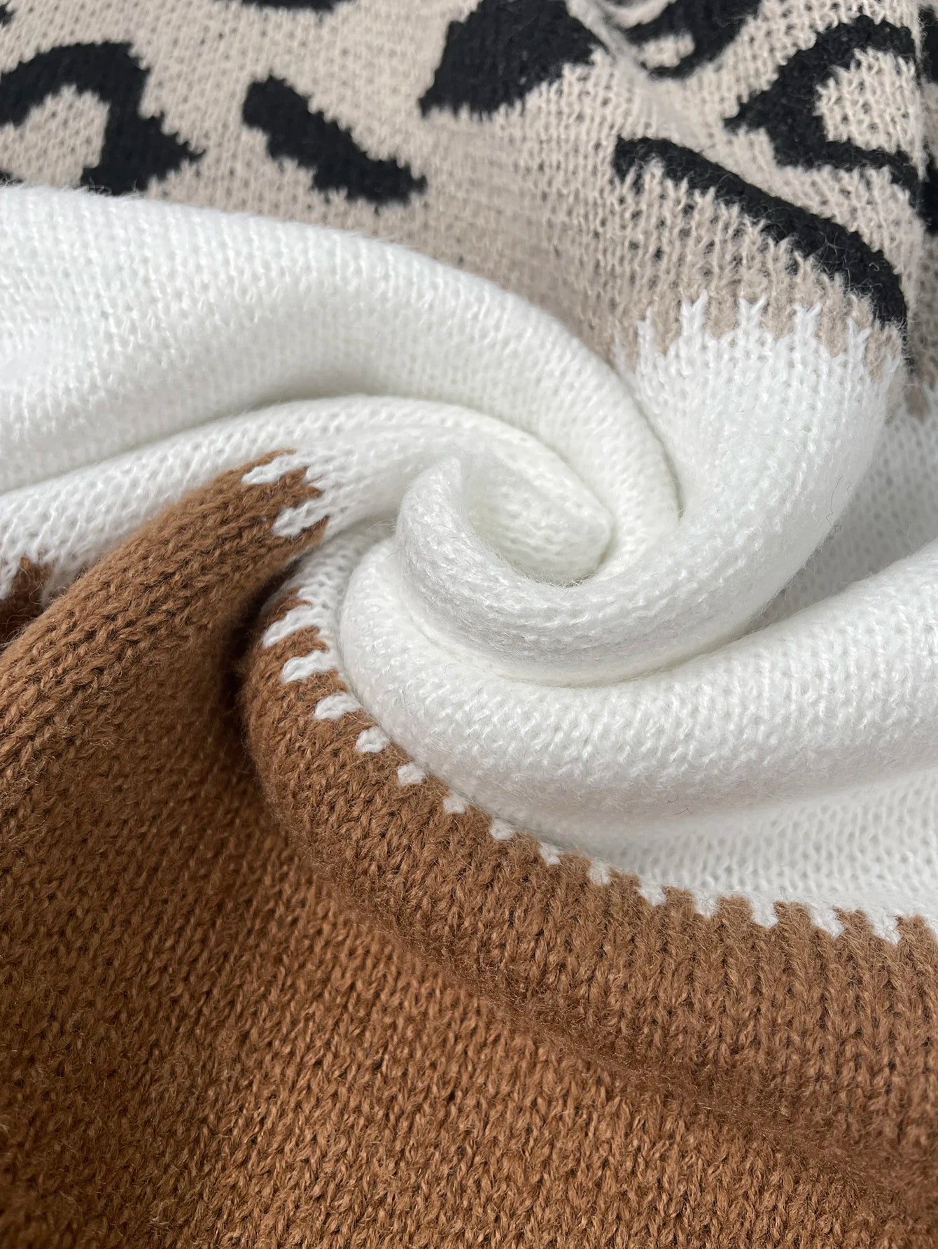 Lela – Trendiger Pullover Mit Leopardenmuster Für Einen Stilvollen Look