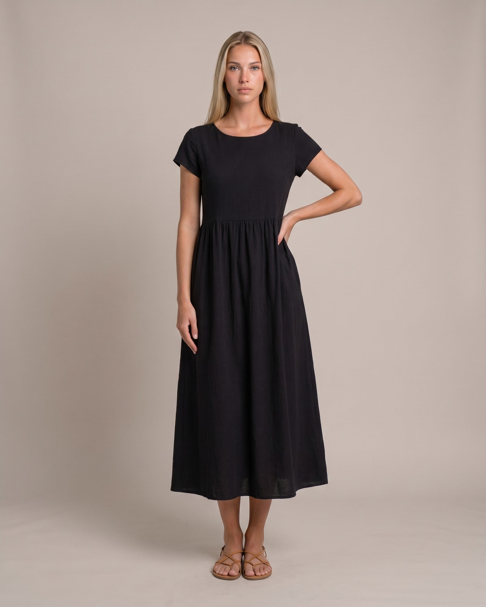 Model im Keira Sommerkleid mit Taschen - Schwarz - von vorne