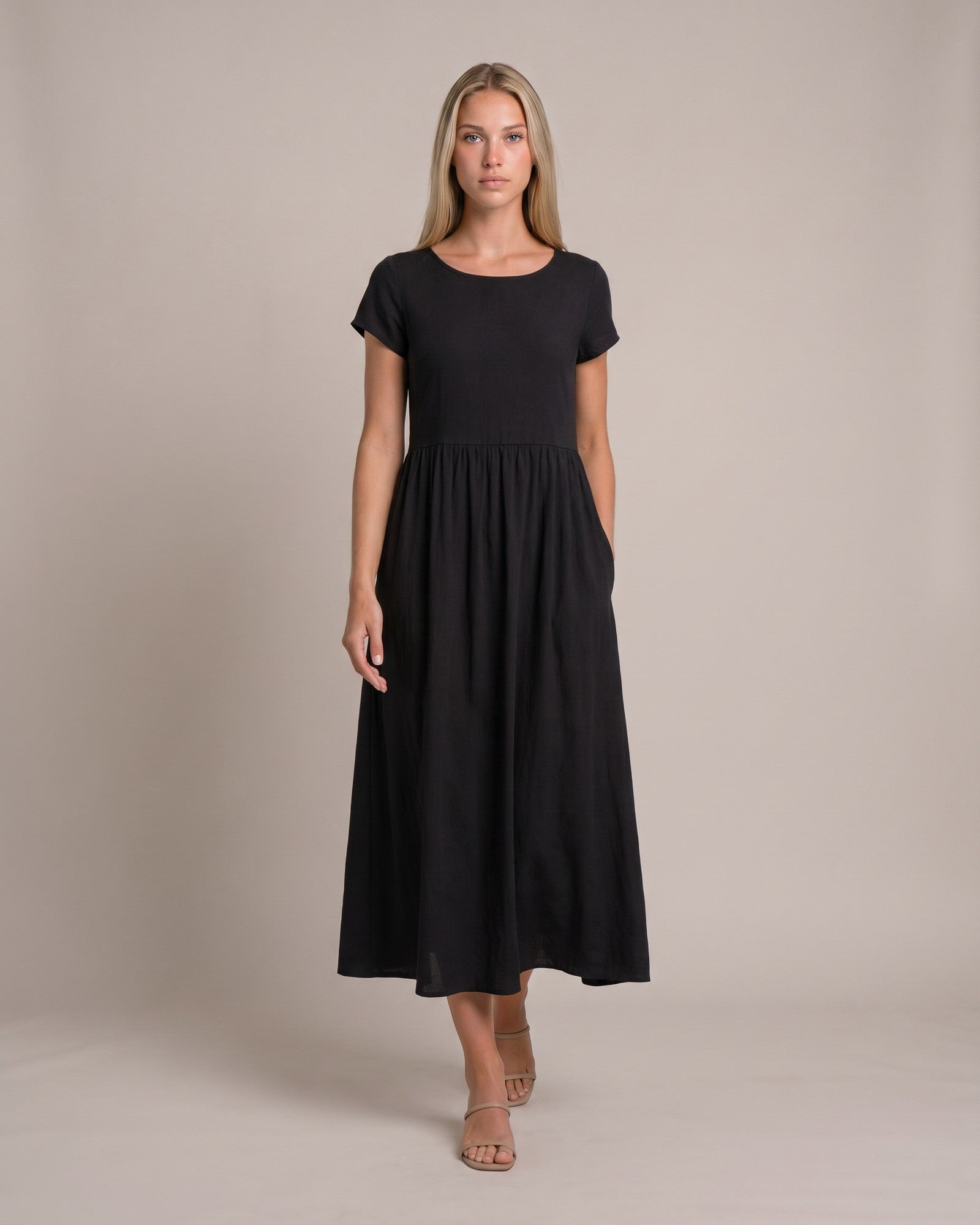 Model im Keira Sommerkleid mit Taschen - Schwarz - zweite Ansicht