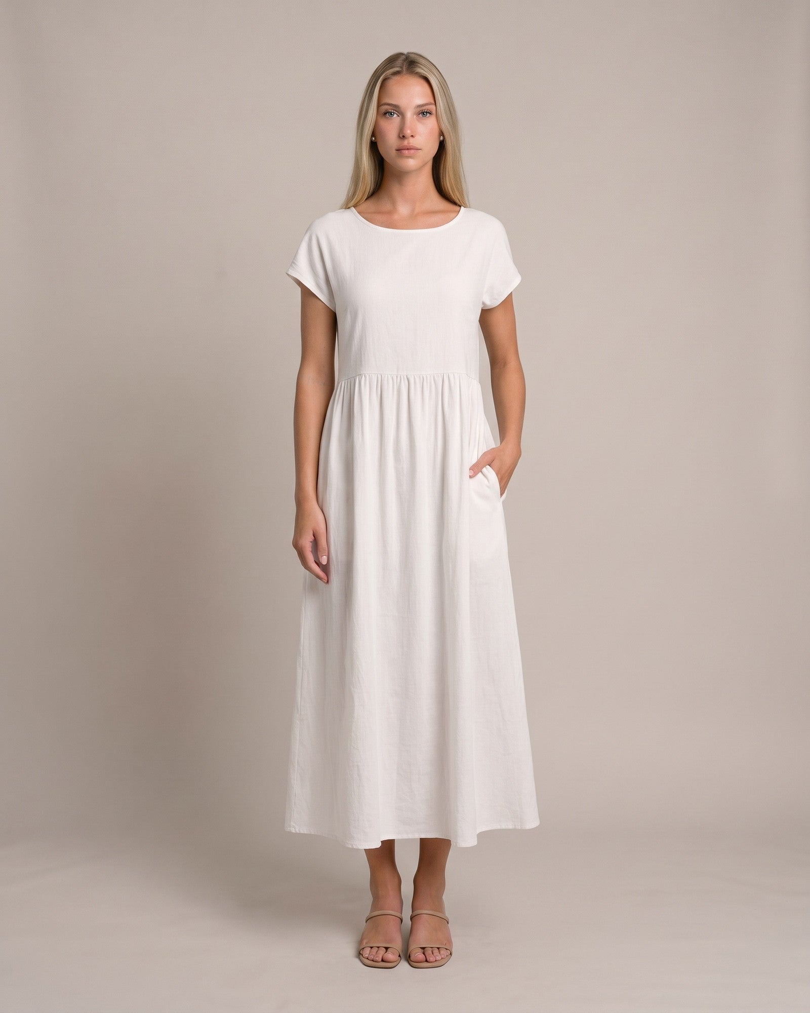 Model im Keira Sommerkleid mit Taschen - Weiß - von vorne