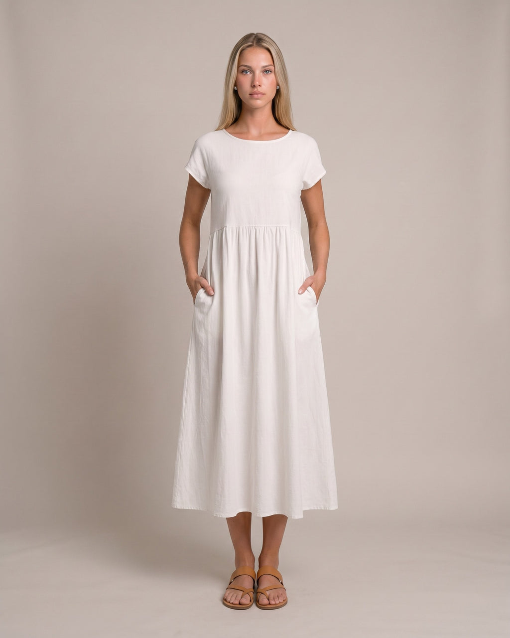 Model im Keira Sommerkleid mit Taschen - Weiß - zweite Ansicht