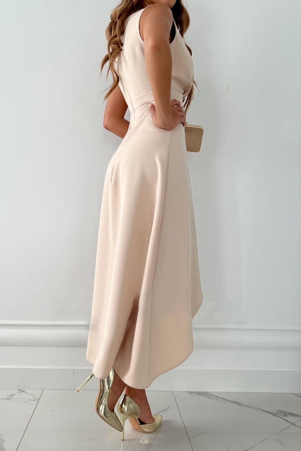 AMARA – Elegantes Aprikosen V-Ausschnitt Wickelkleid mit Schlitz