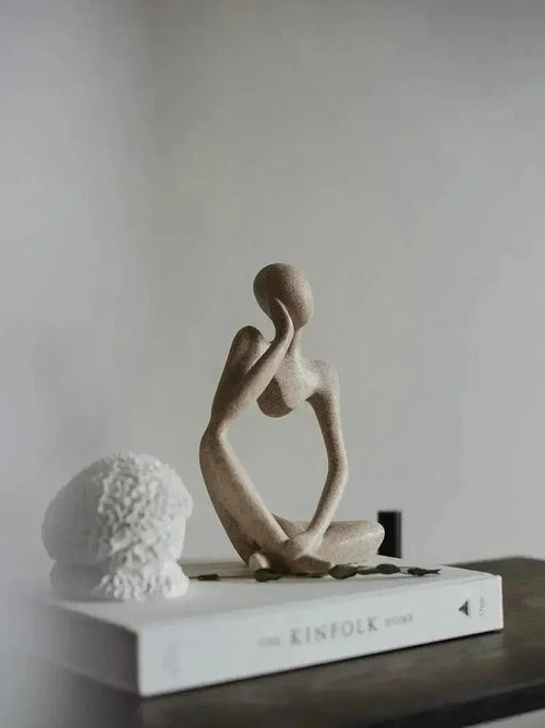 Abstrakte Denkerskulptur aus Handgefertigtem Harz - Kunstobjekt für Zuhause und Büro, 23 cm hoch, Einzigartiges Design-1