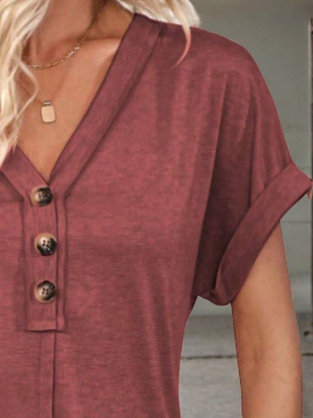 SUNLIT BREEZE – V-Ausschnitt Knopf Sommerkleid
