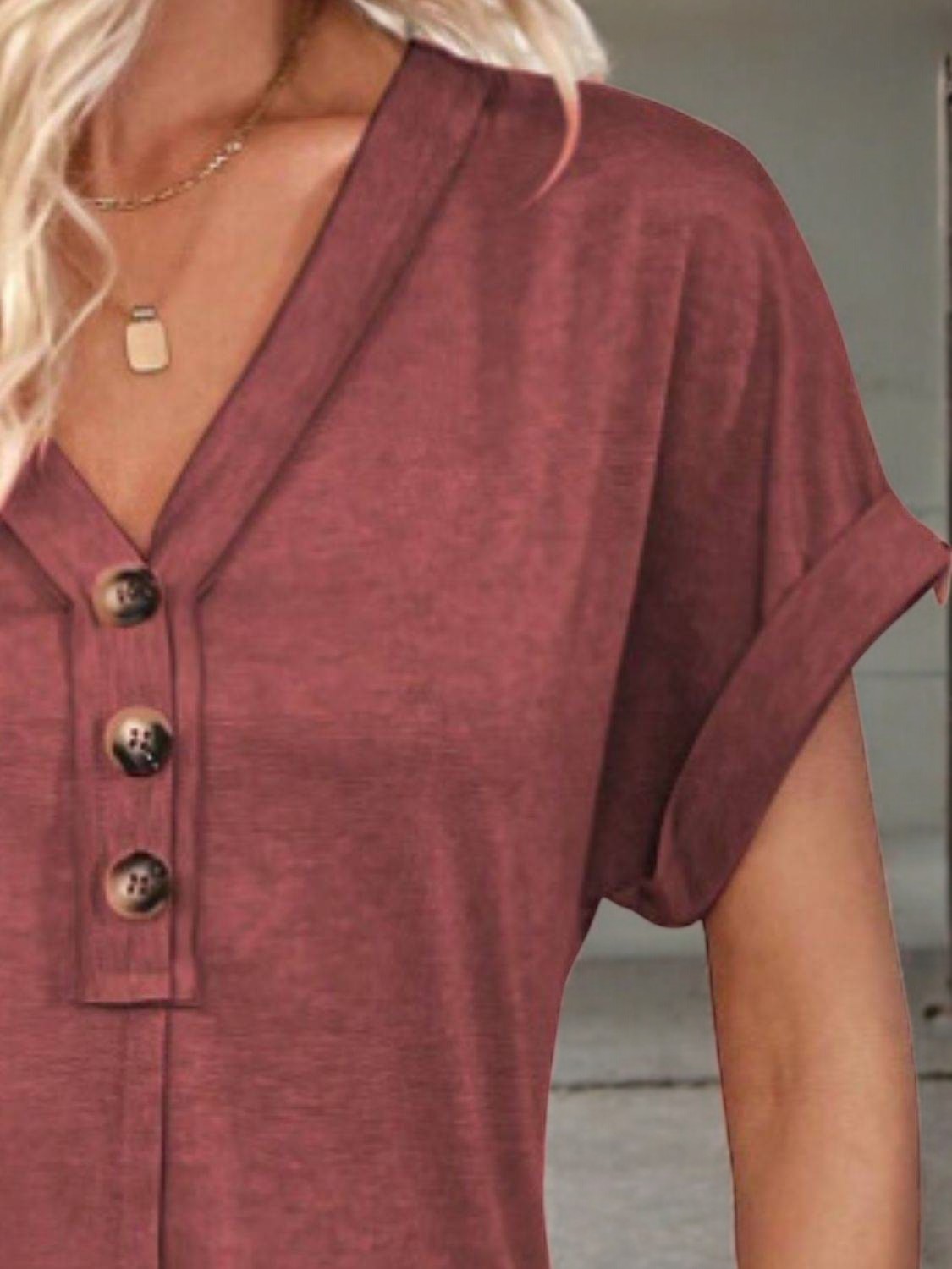 SUNLIT BREEZE – V-Ausschnitt Knopf Sommerkleid