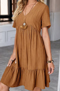 SUNLIT ALLURE – Rüschenkleid mit V-Ausschnitt und kurzen Ärmeln