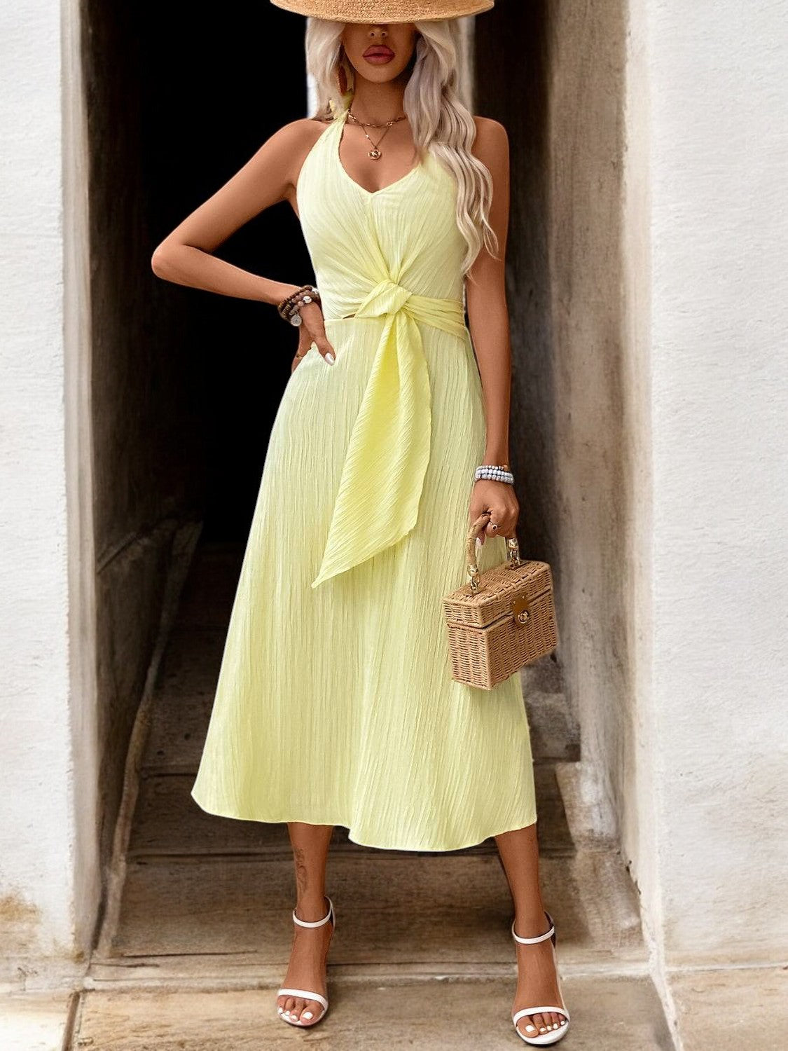 SUNLIT GRACE – Halter Neck Midi Kleid aus leichtem Stoff
