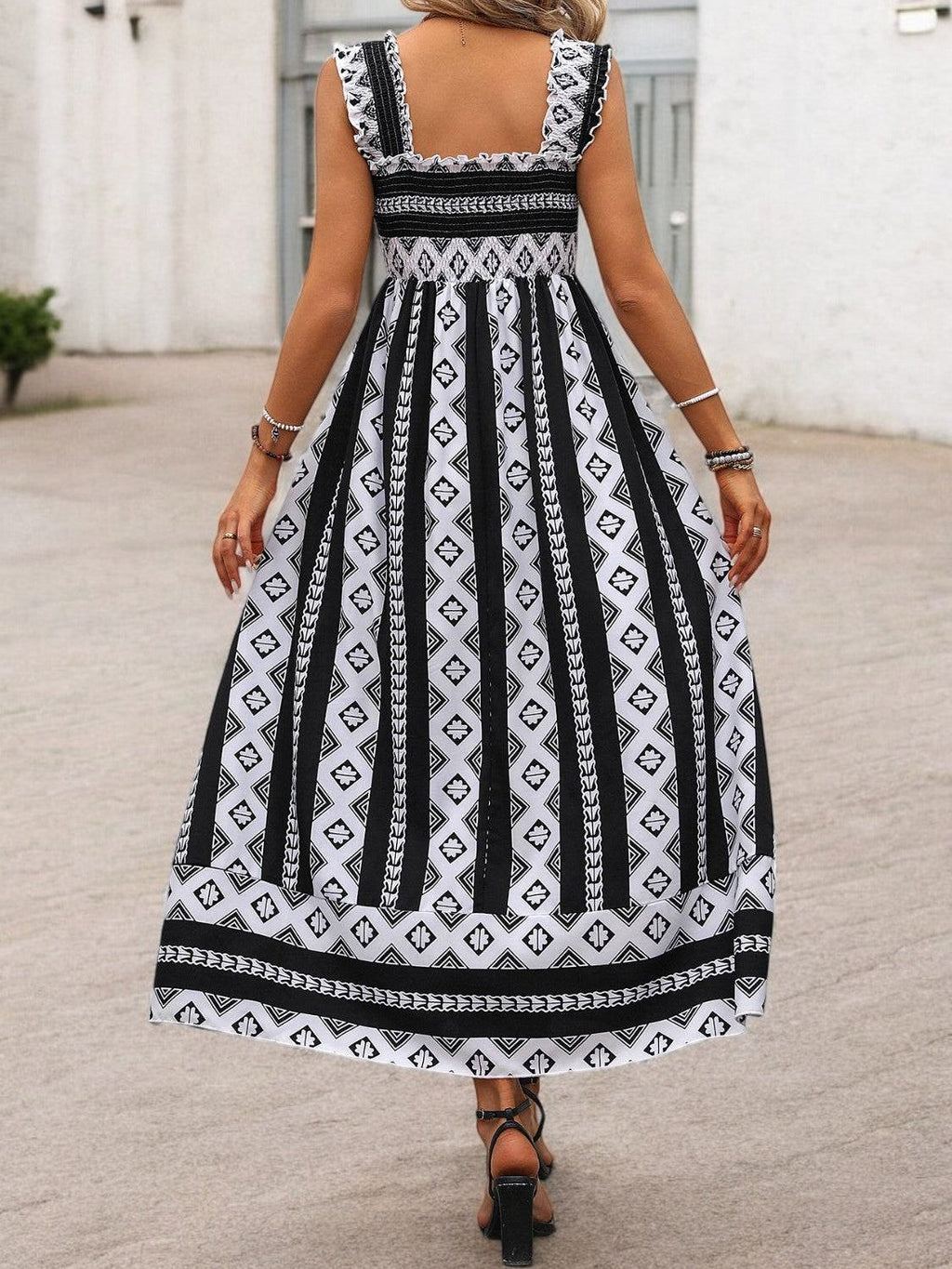 SOMMERBLÜTE – Maxikleid mit Quadrat-Ausschnitt und Druck
