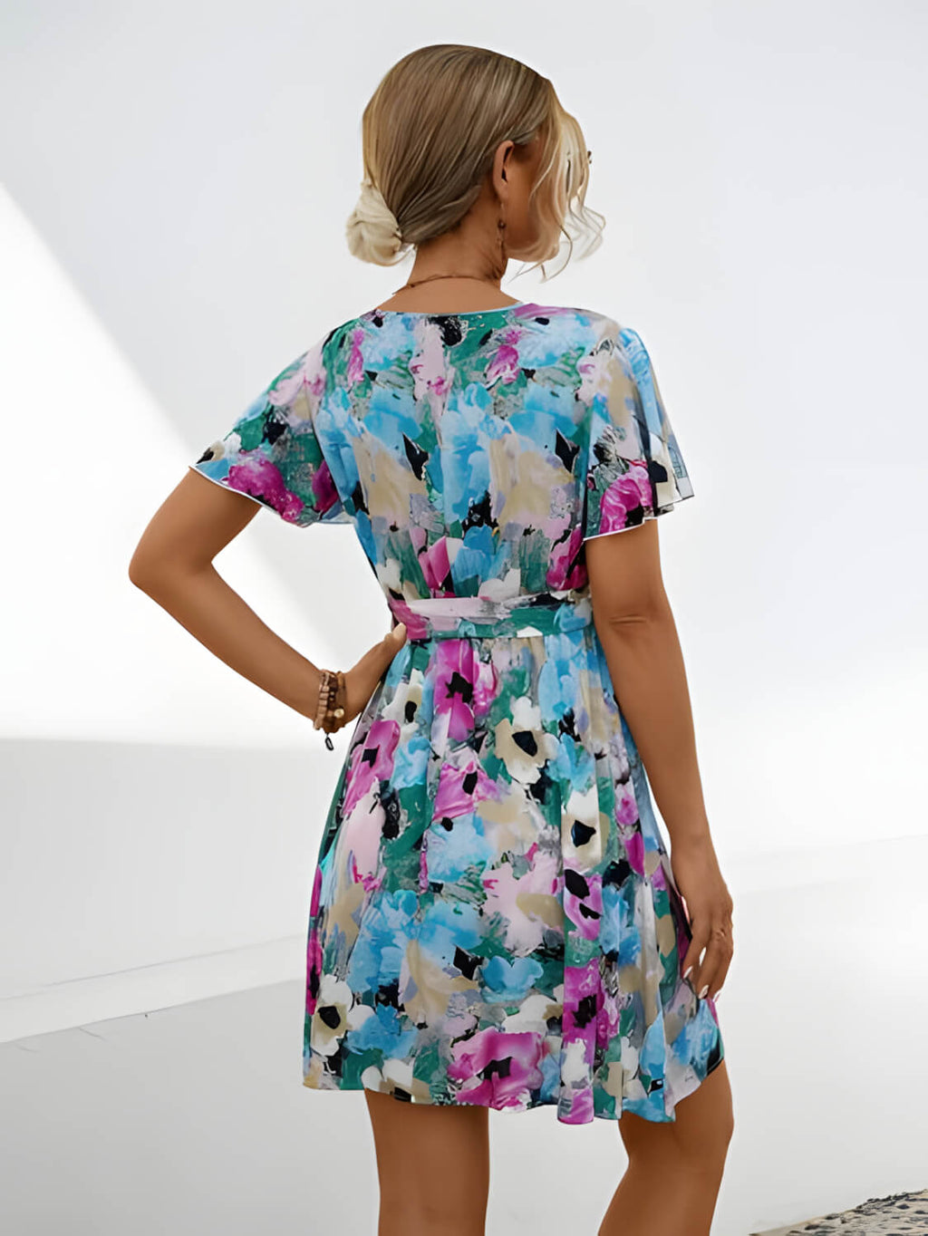 FLORAL CHARM – Mini Kleid mit Taillengürtel und Blumenmuster