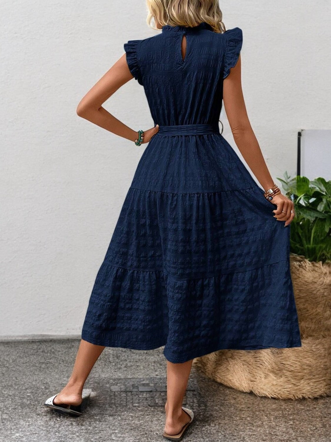 SUNNY CHARM – Midi Kleid mit Rüschensäumen und Bindegürtel