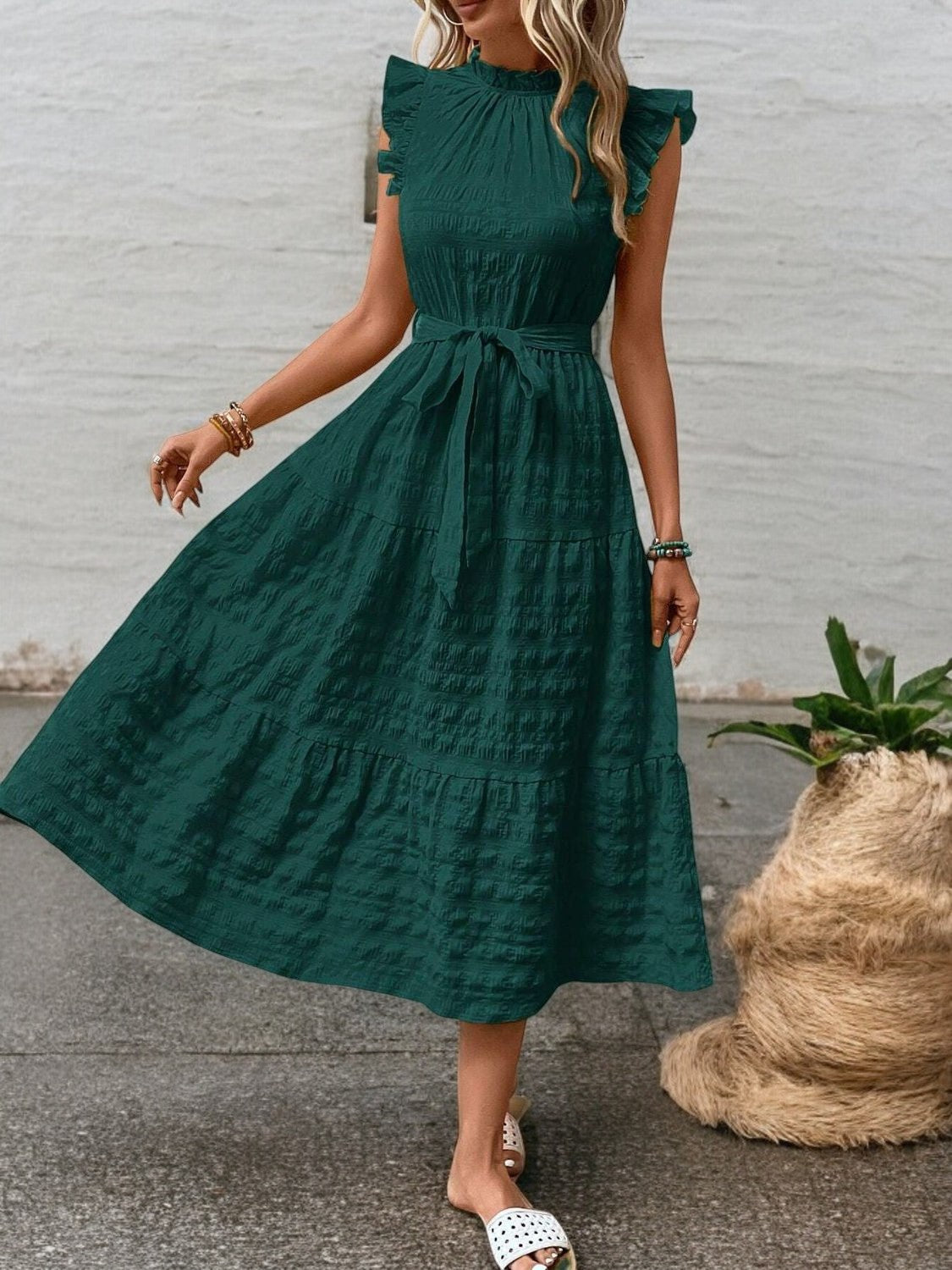 SUNNY CHARM – Midi Kleid mit Rüschensäumen und Bindegürtel