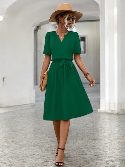 SUNNY VIBES – Sommerkleid mit Knotendetails und Notch-Ausschnitt