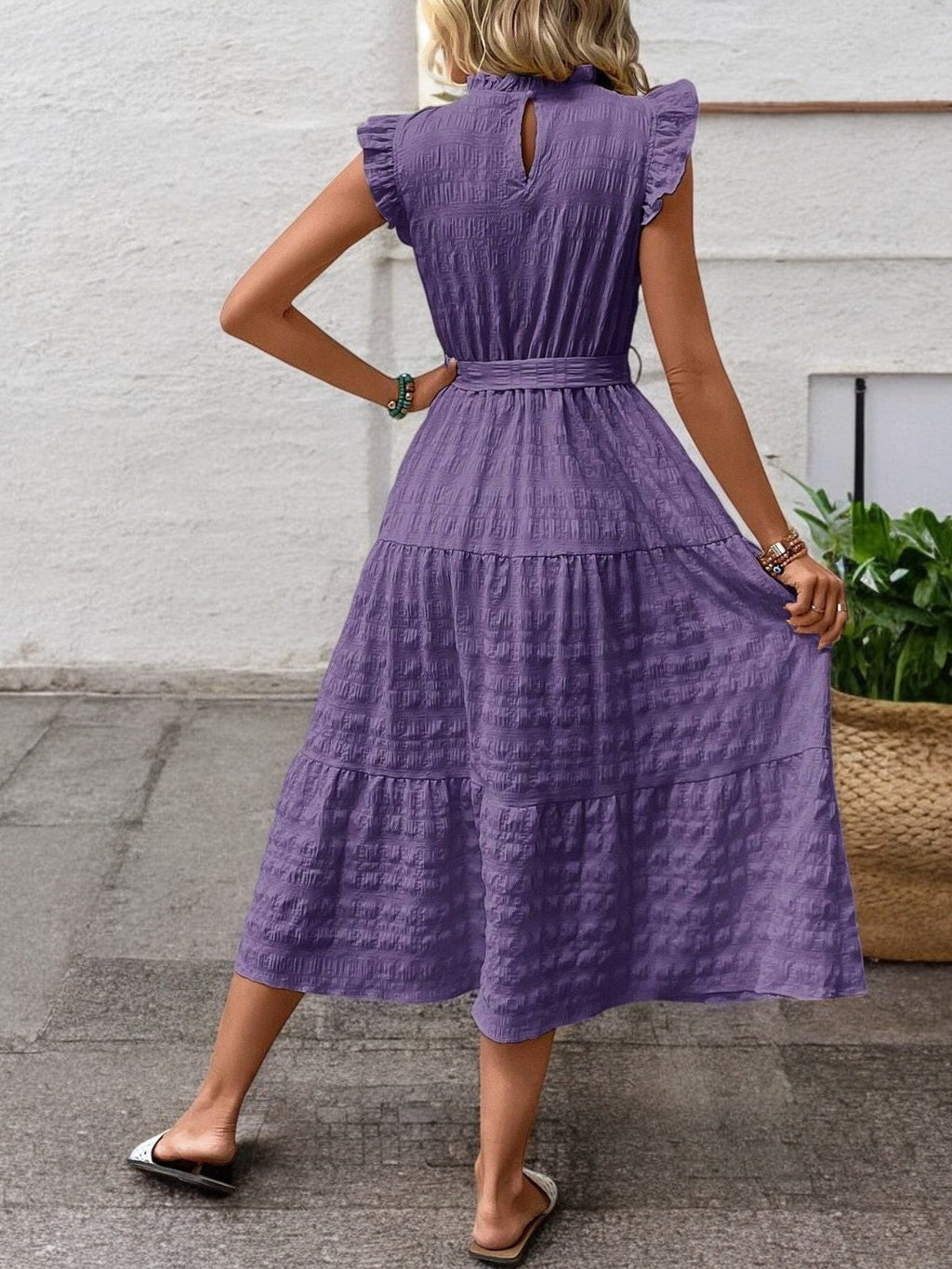 SUNNY CHARM – Midi Kleid mit Rüschensäumen und Bindegürtel