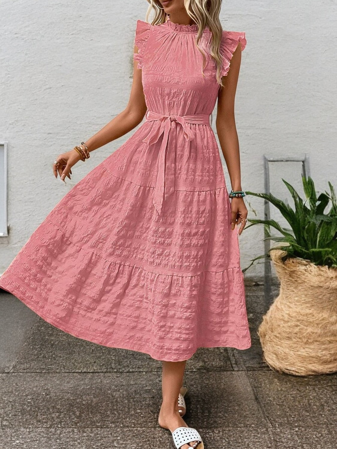 SUNNY CHARM – Midi Kleid mit Rüschensäumen und Bindegürtel