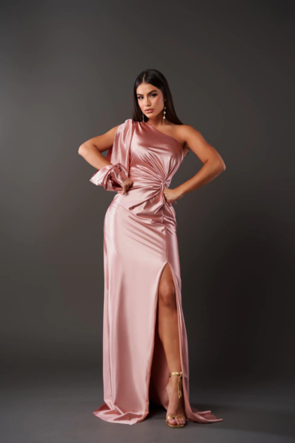 Kyara – Elegantes One-Shoulder-Satinkleid Mit Seitenschlitz