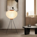 Minimalistische Stehlampe aus Reispapier im Wabi-Sabi-Stil - 150 cm hohe Stehleuchte für Wohnzimmer und Schlafzimmer, warmes Licht-1