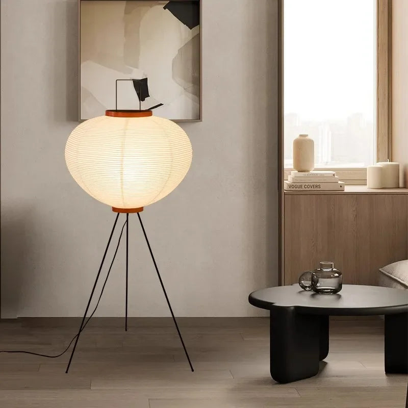 Minimalistische Stehlampe aus Reispapier im Wabi-Sabi-Stil - 150 cm hohe Stehleuchte für Wohnzimmer und Schlafzimmer, warmes Licht-1