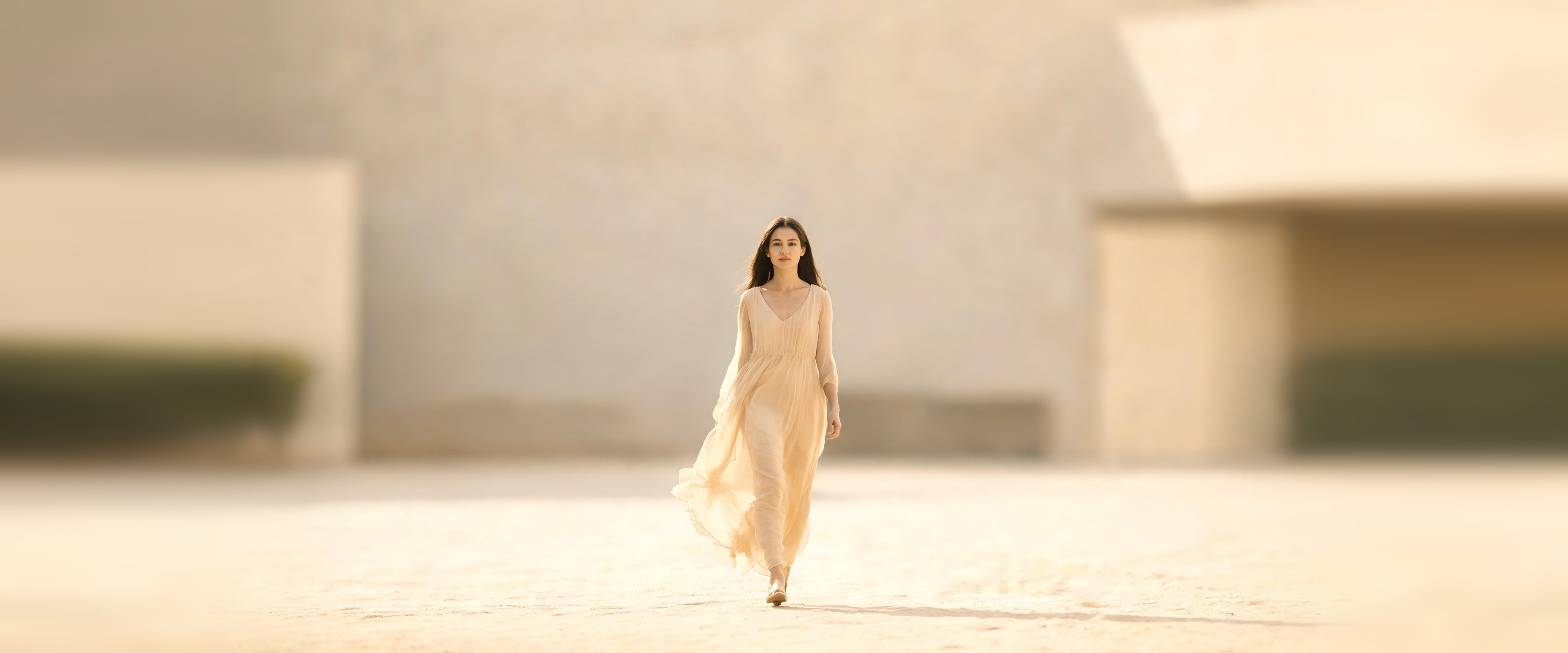 Zelivio Sommerkleid - Frau im fließenden Sommerkleid bei warmem Tageslicht